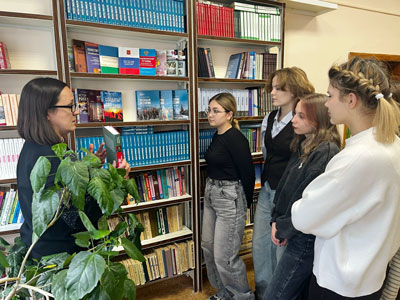 Студенты в библиотеке