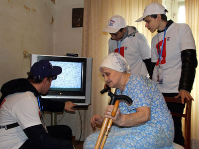 Волонтеры помогают жителям города перейти на цифровое ТВ