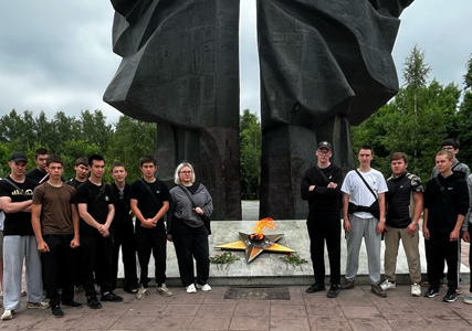 Традиция возложения венков и цветов в День памяти