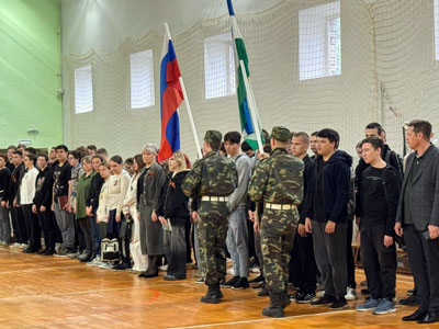 Торжественное поднятие флагов Российской Федерации и Республики Башкортостан