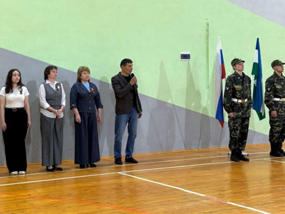 Торжественное поднятие флагов Российской Федерации и Республики Башкортостан