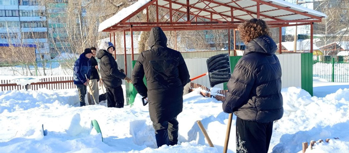 Помощь детскому саду в очистке снега