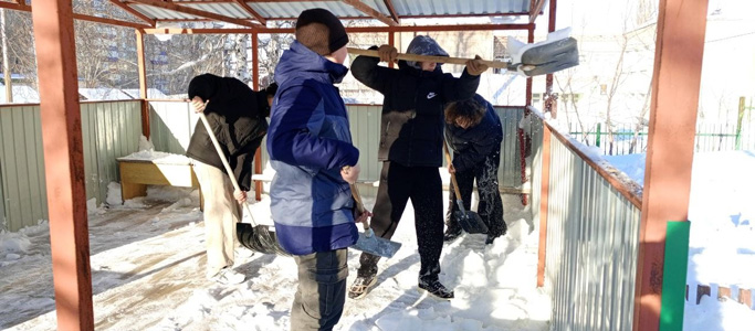 Помощь детскому саду в очистке снега